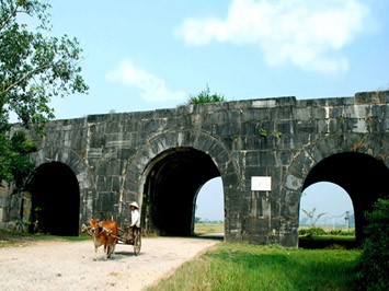 ពិធីទទួលប័ណ្ណបញ្ជាក់កំពែងរាជកាលHoជាបេតិកភ័ណ្ឌវប្បធម៌ពិភពលោក - ảnh 1